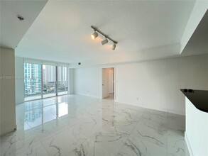 335 S Biscayne Blvd, Unit # 1407 in Miami, FL - Building Photo - Building Photo