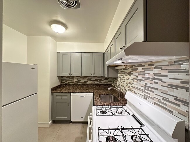 3732 N Pine Grove Ave, Unit A01W in Chicago, IL - Building Photo - Building Photo