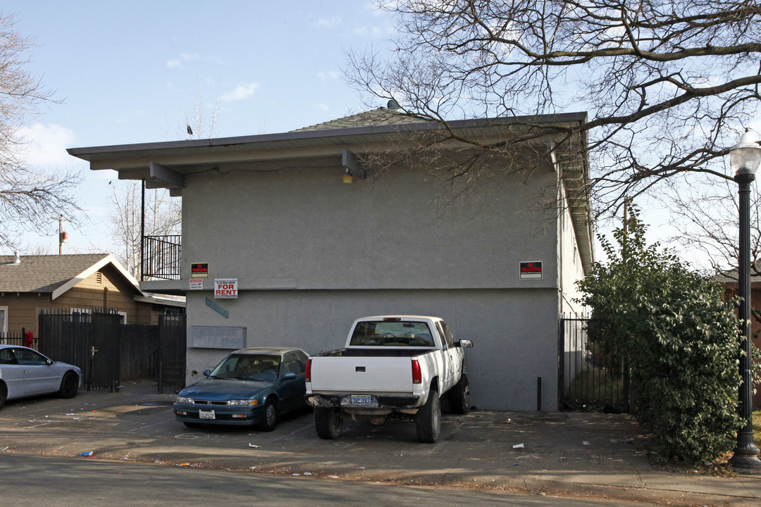 Empress Apartments in Sacramento, CA - Building Photo