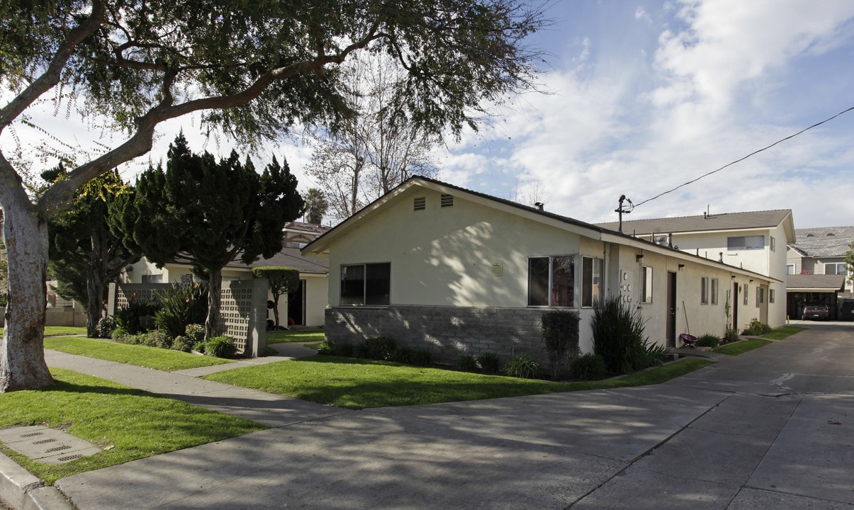 The Yucca in Buena Park, CA - Foto de edificio