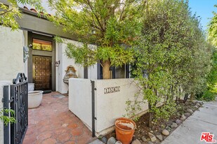 1561 Palisades Dr in Los Angeles, CA - Building Photo