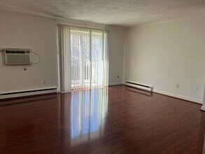 48 N Emerson St, Unit 48 N Emerson Unit 9 in Wakefield, MA - Foto de edificio - Building Photo