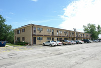 13 King Arthur Ct in Melrose Park, IL - Foto de edificio - Building Photo