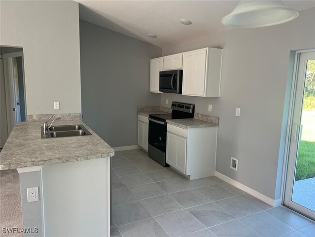 3713 NE 15th Pl in Cape Coral, FL - Building Photo - Building Photo