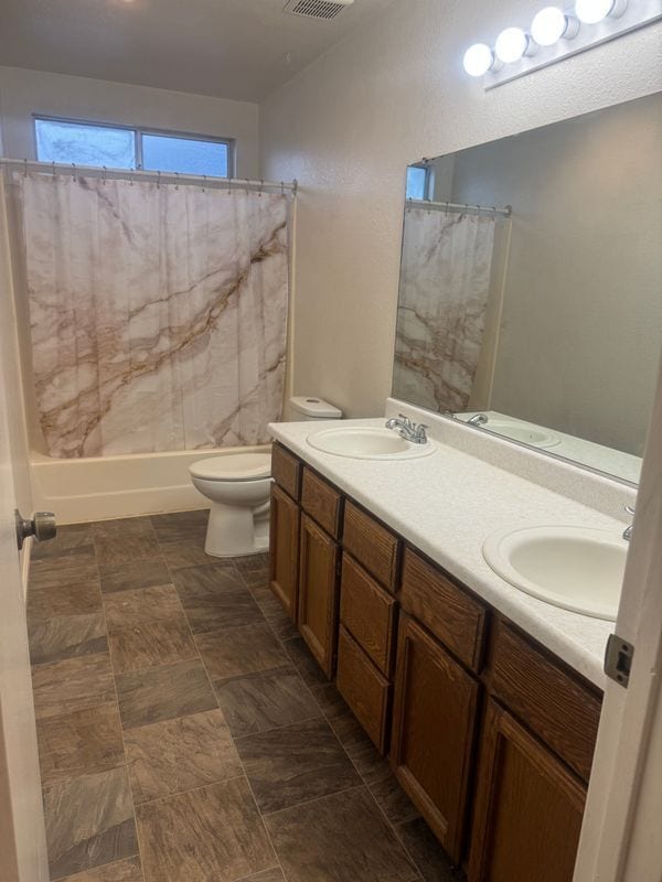 2525 Capella St in Redding, CA - Foto de edificio - Building Photo