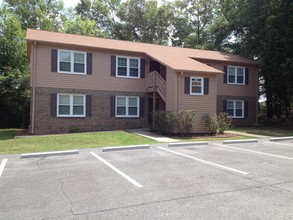 Oak Tree in Fountain Inn, SC - Foto de edificio - Building Photo