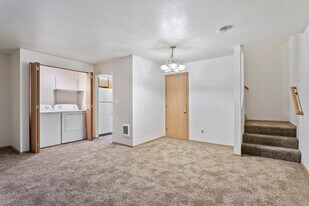 JONATHAN'S PLACE in Portland, OR - Building Photo
