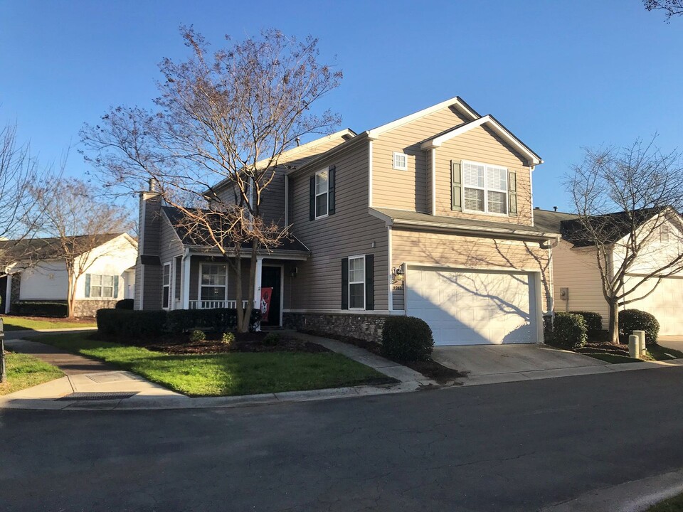 9063 Meadowmont View Dr in Charlotte, NC - Foto de edificio