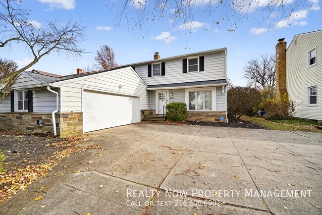 2171 Cedarview Dr in Beachwood, OH - Building Photo - Building Photo