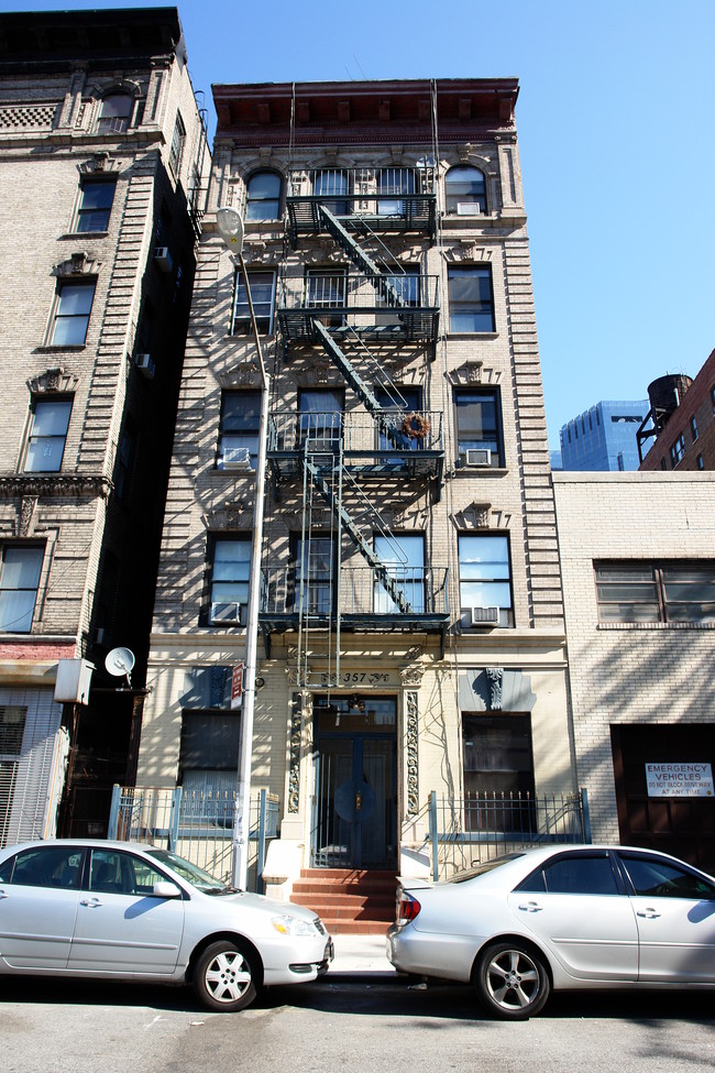 Prime 21 unit building with potential FAR in New York, NY - Foto de edificio - Building Photo