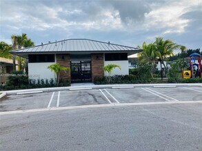 640 Pioneer Way in Royal Palm Beach, FL - Building Photo - Building Photo