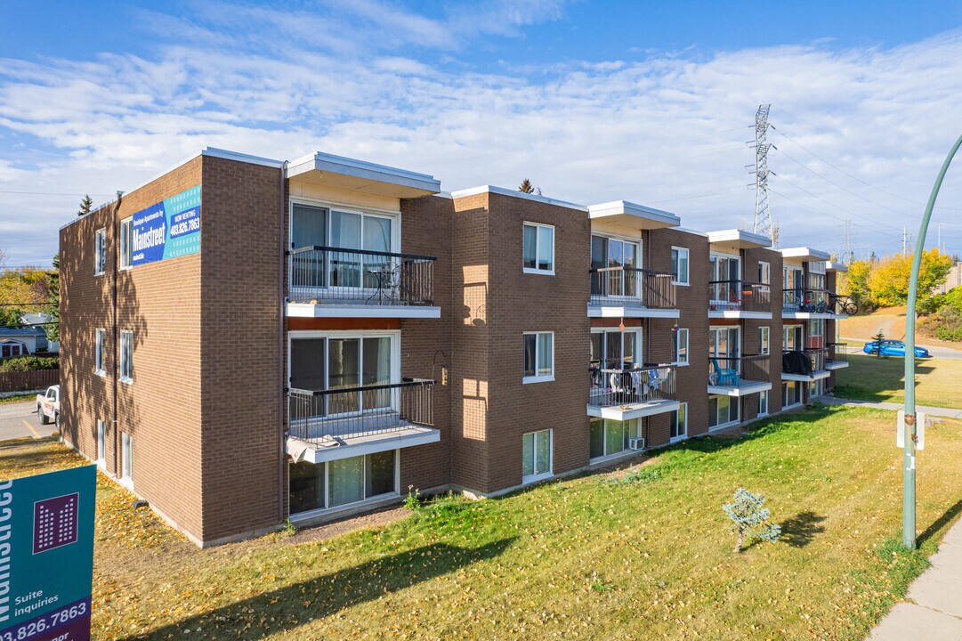 Cathy Manor in Calgary, AB - Building Photo