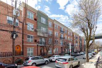 Crescent Court in Jersey City, NJ - Building Photo - Building Photo