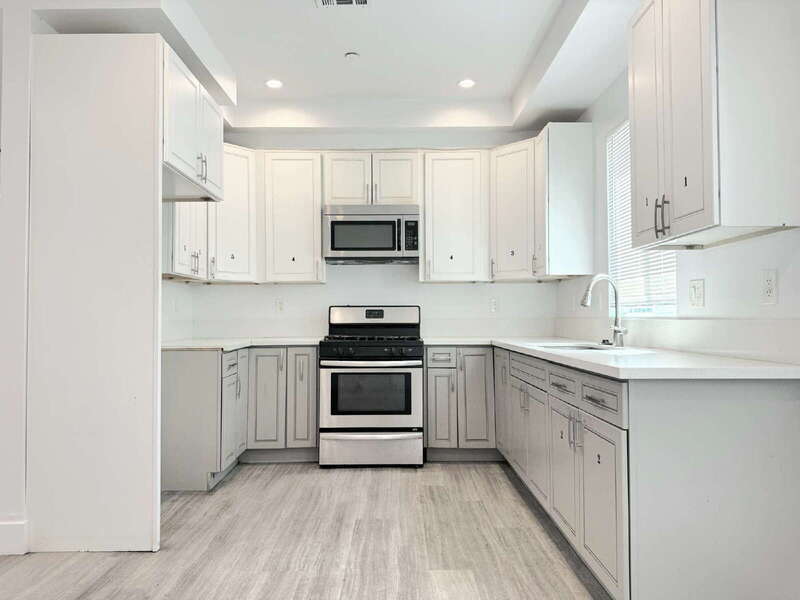 827 E 74th St in Los Angeles, CA - Building Photo