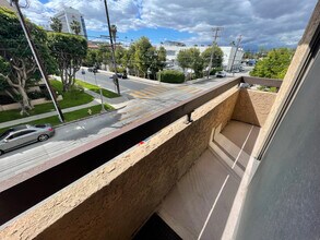 14572 Dickens St, Unit 304 in Sherman Oaks, CA - Foto de edificio - Building Photo