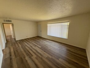 428 W Wayside Dr in Dinuba, CA - Building Photo - Building Photo