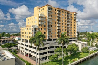 BayView Terraces in North Bay Village, FL - Foto de edificio - Building Photo