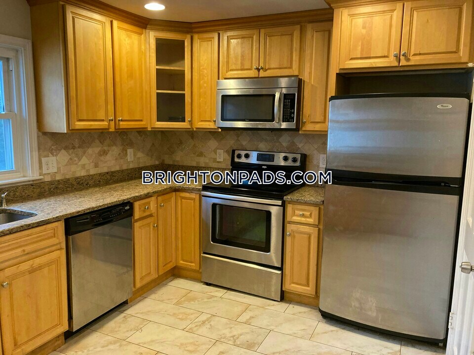 20 Cummings Rd in Boston, MA - Building Photo