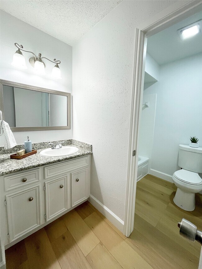 13716 Hollowgreen Dr