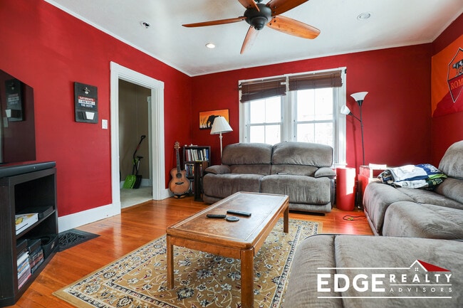 11 Frederika St, Unit 1 in Boston, MA - Foto de edificio - Building Photo