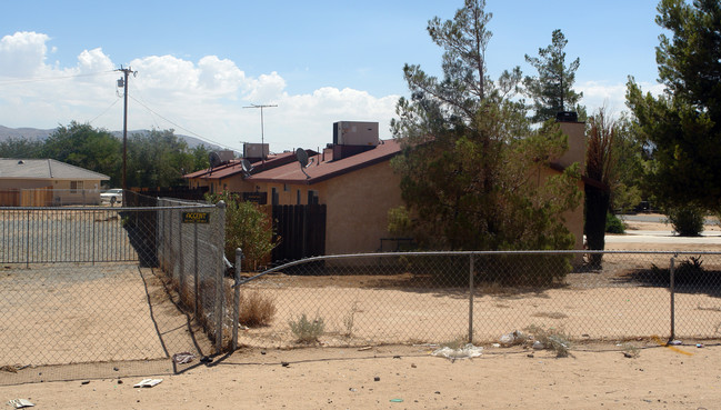 13058 Yakima Rd in Apple Valley, CA - Building Photo - Building Photo