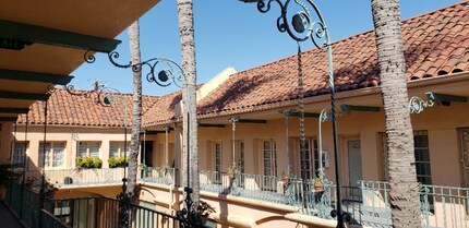 725 N Western Ave in Los Angeles, CA - Building Photo - Building Photo