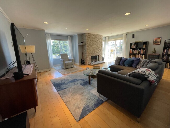 1951 N Beachwood Dr, Unit 207 in Los Angeles, CA - Building Photo - Building Photo