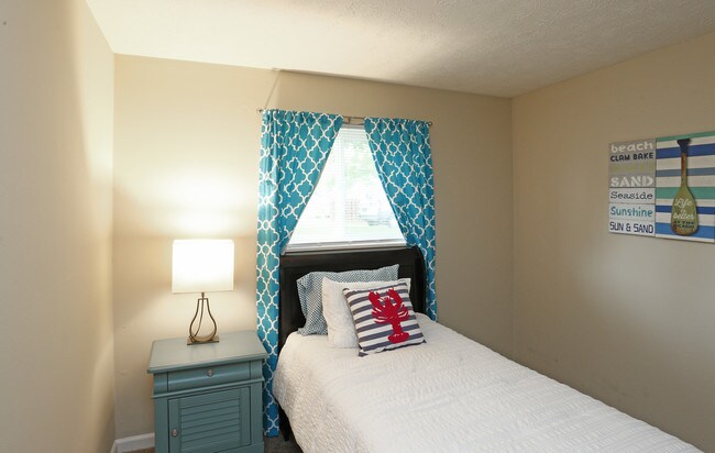 Oakwood Apartments in Florence, KY - Building Photo - Interior Photo