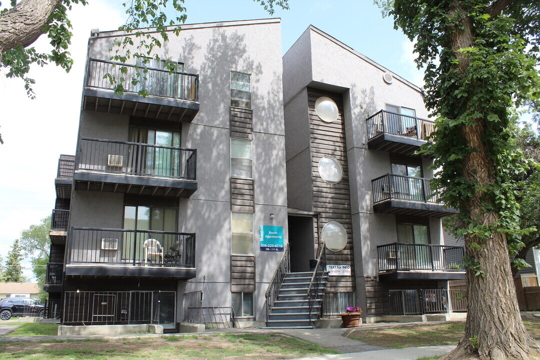 Booth Apartments in Saskatoon, SK - Building Photo