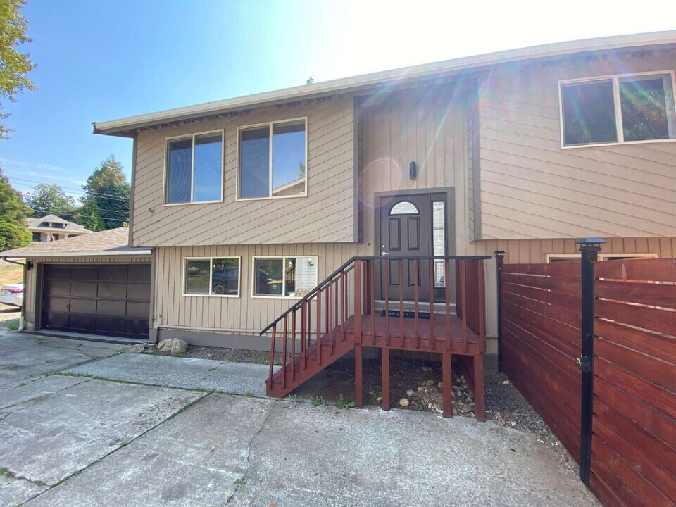 1725 Electric Ave in Bellingham, WA - Building Photo