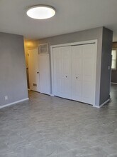 1205 Garden Hills Dr in Champaign, IL - Building Photo - Building Photo