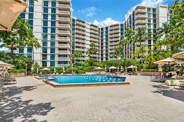1111 Crandon Blvd, Unit B1107 in Key Biscayne, FL - Foto de edificio
