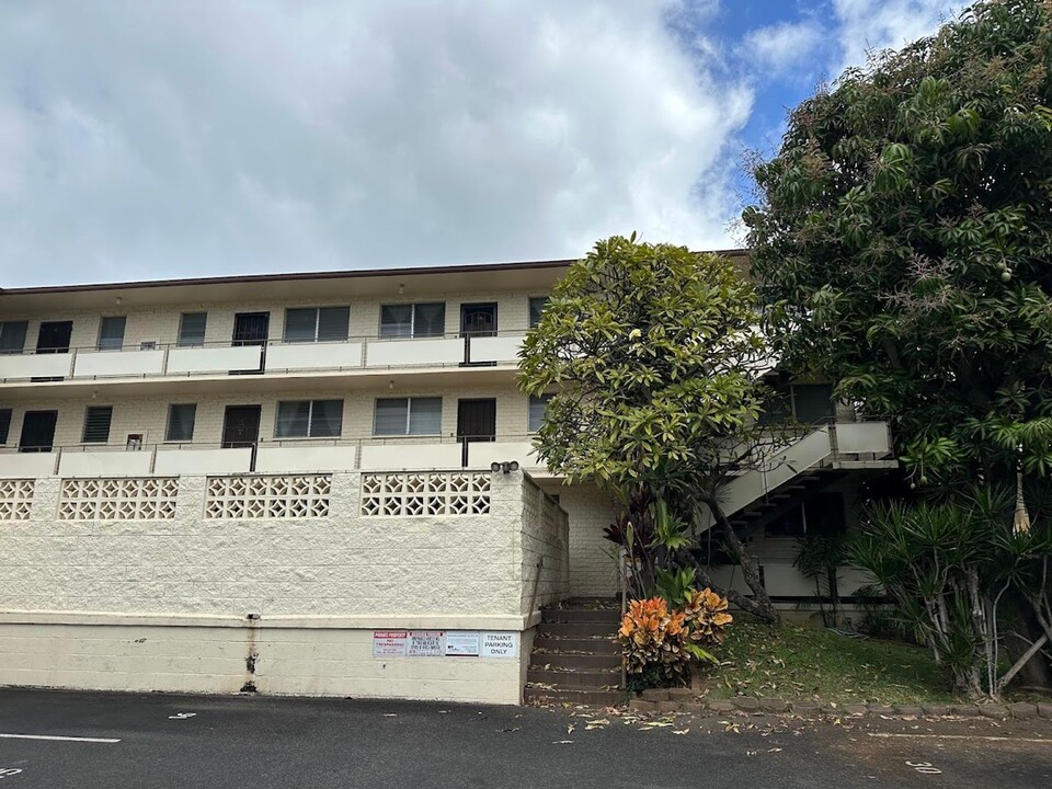 1120 Hassinger St in Honolulu, HI - Building Photo