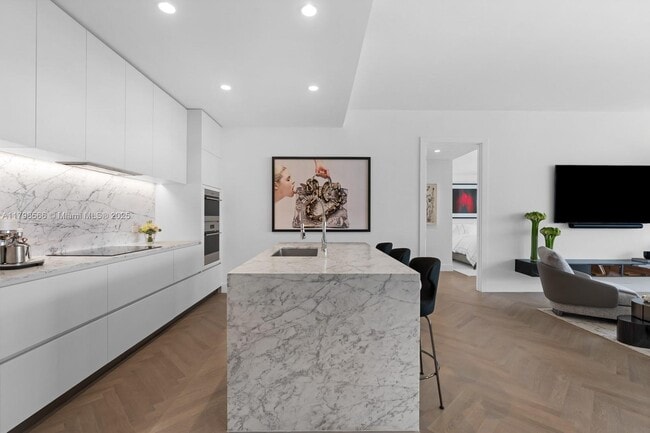 5775 Collins Ave in Miami Beach, FL - Building Photo - Building Photo