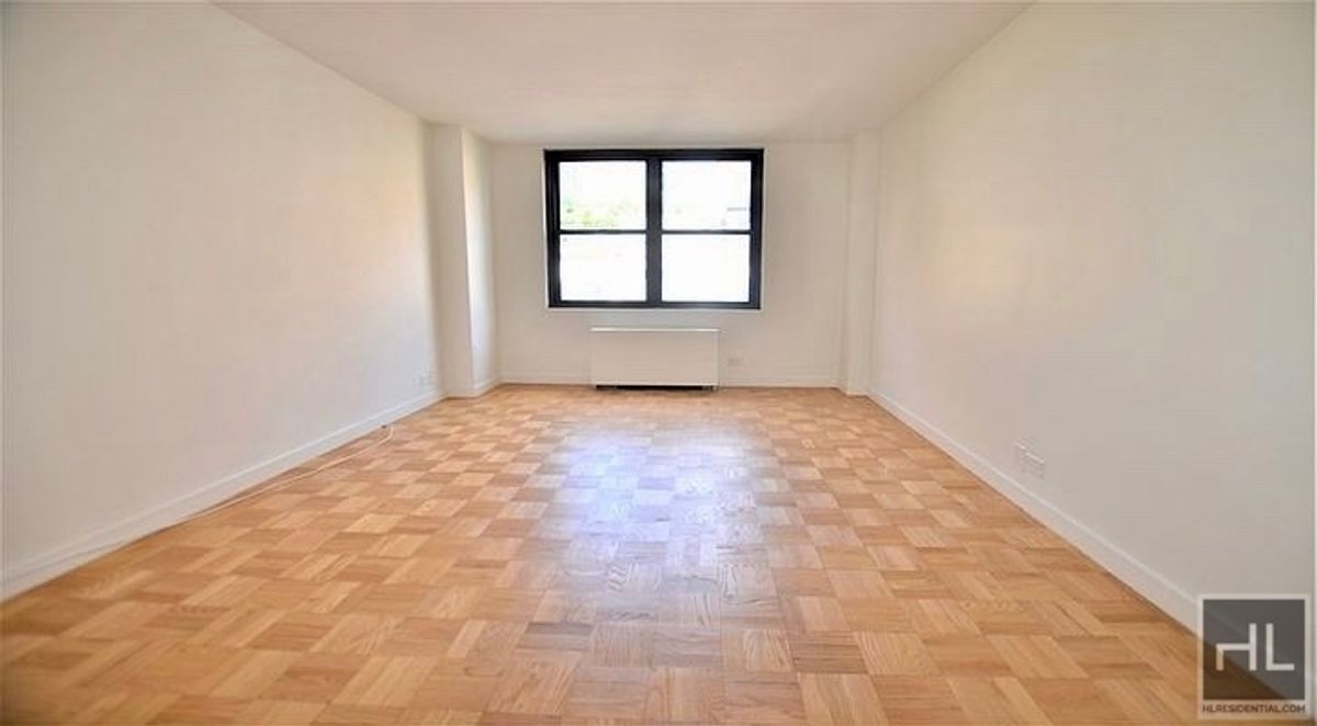 EAST 49 STREET in New York, NY - Building Photo