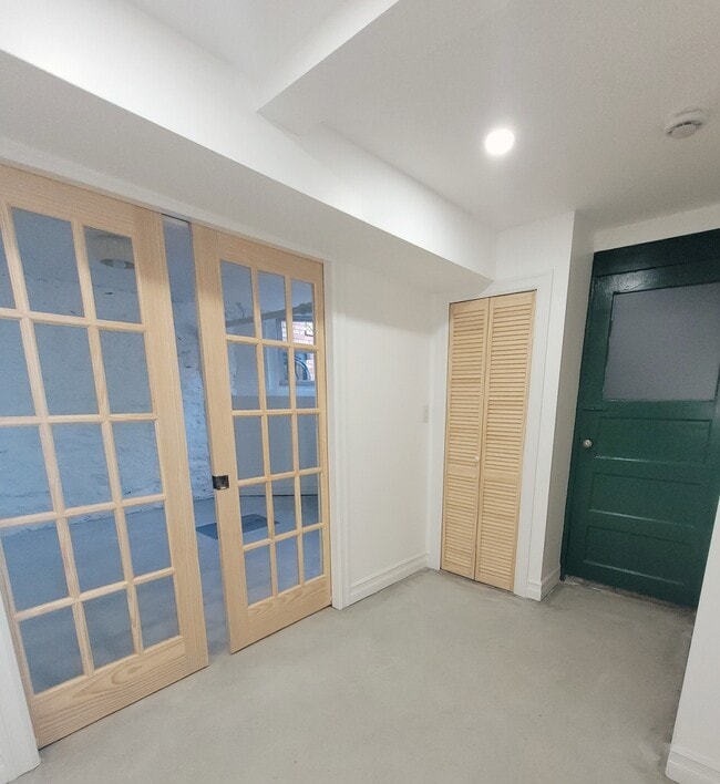 6134 Linden St, Unit Modern 2BR Semi-Basement in Ridgewood, NY - Foto de edificio - Building Photo