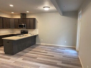 195 Cloverdale Rd in Kalama, WA - Building Photo - Building Photo