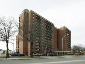 Rev. Raymond A. Burns, OSB Apartments in Manchester, NH - Foto de edificio - Building Photo