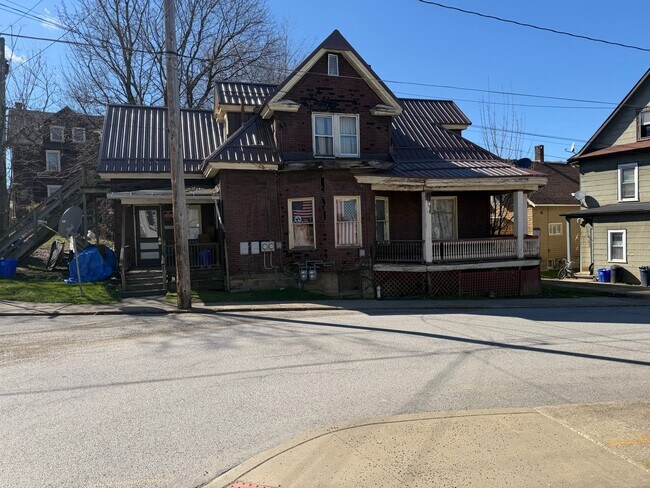 306 Wilson Ave, Unit 2nd Floor in Oil City, PA - Foto de edificio - Building Photo