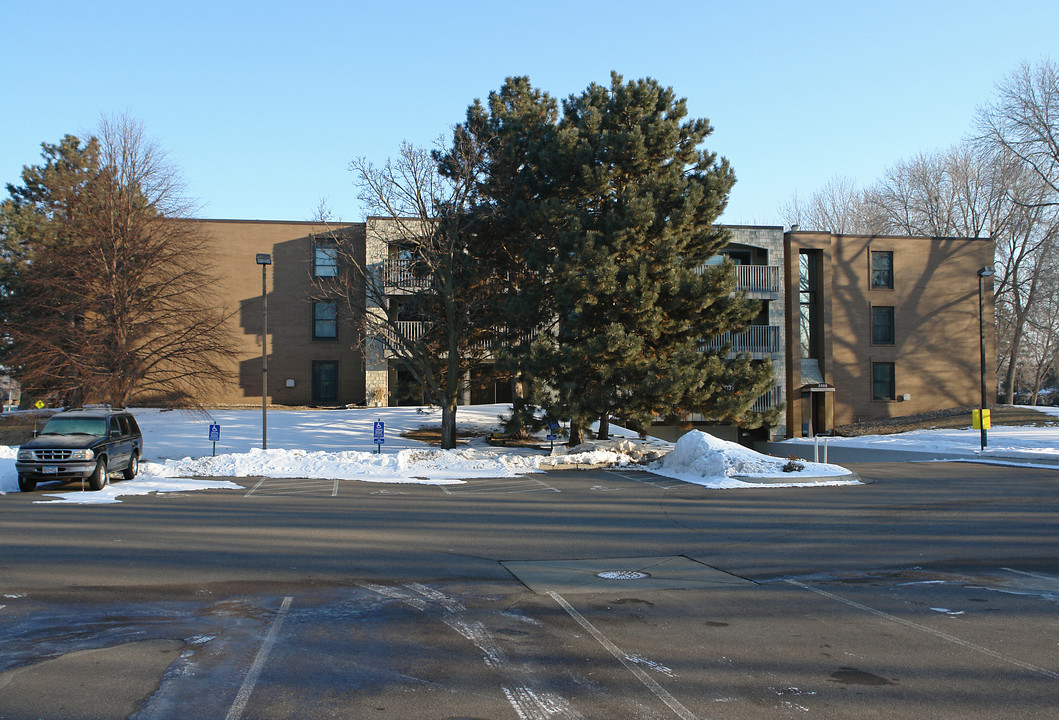 Hamline House in Roseville, MN - Building Photo