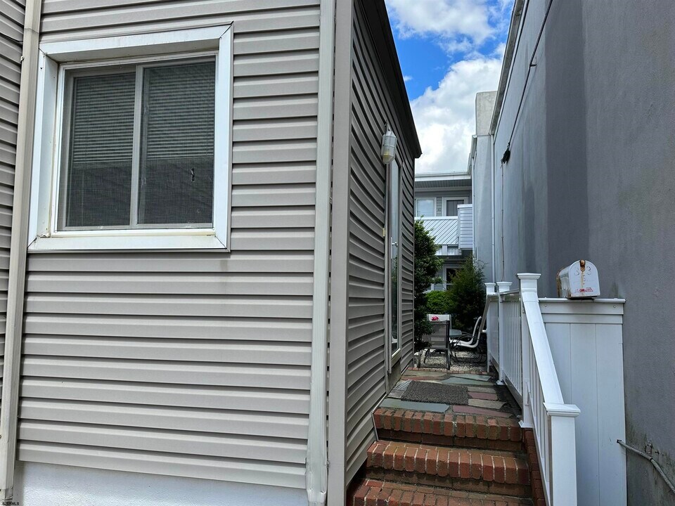 33 S Benson Ave in Margate City, NJ - Building Photo