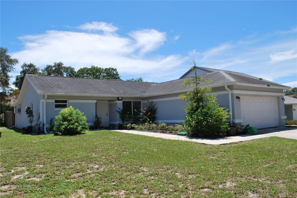 2632 Lakeside Cir in Palm Harbor, FL - Building Photo