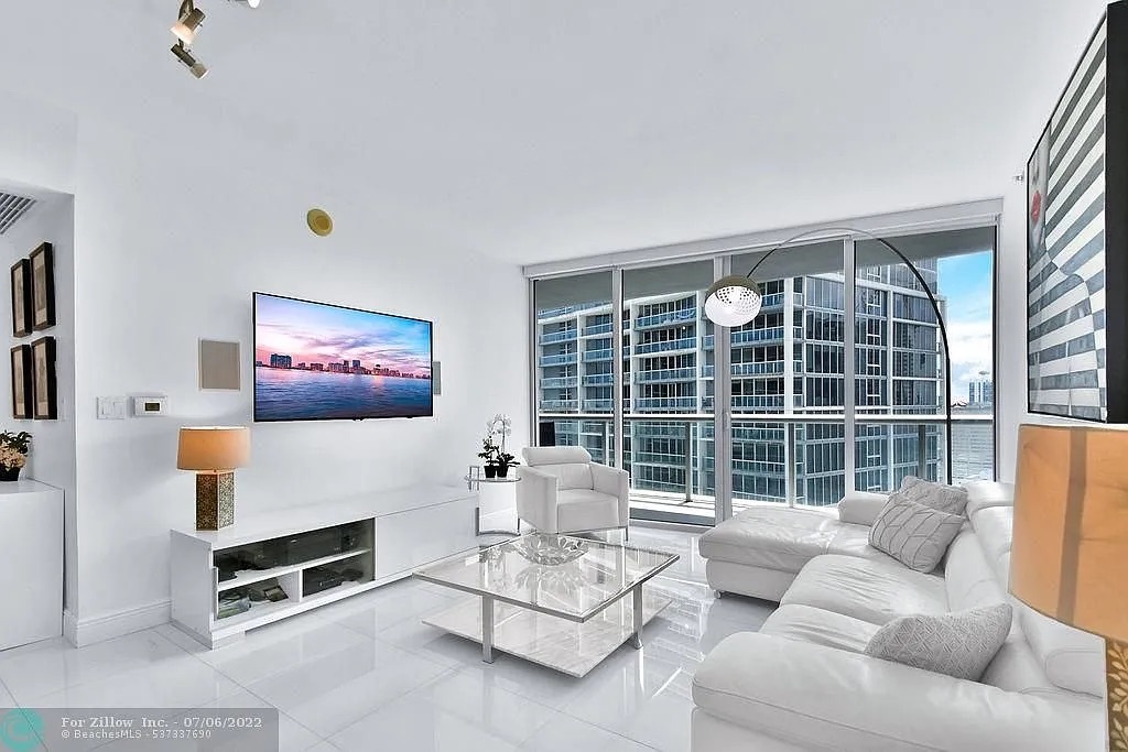 475 Brickell Ave, Unit 2305 in Miami, FL - Foto de edificio