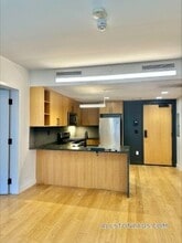 83 Gardner St, Unit 208 in Boston, MA - Foto de edificio - Building Photo