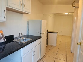 2109 E Bougainvillea Ave, Unit B in Tampa, FL - Building Photo