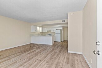 1022 El Camino Dr, Unit B in Costa Mesa, CA - Building Photo - Building Photo
