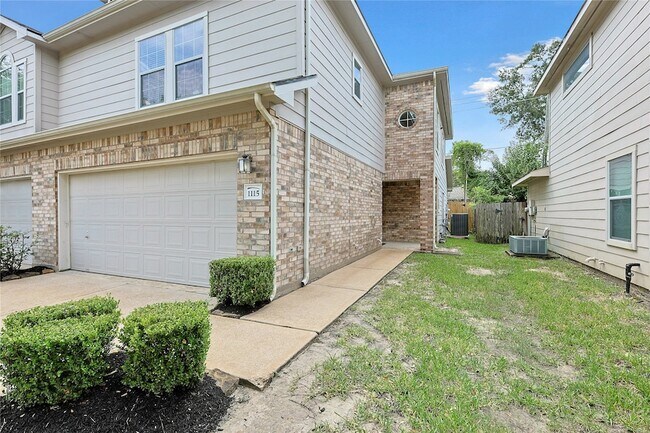 1115 Eden Park Ln in Houston, TX - Foto de edificio - Building Photo