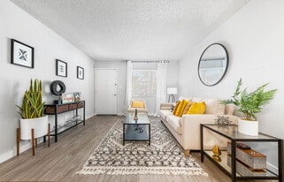 2025 W Indian School Rd in Phoenix, AZ - Building Photo