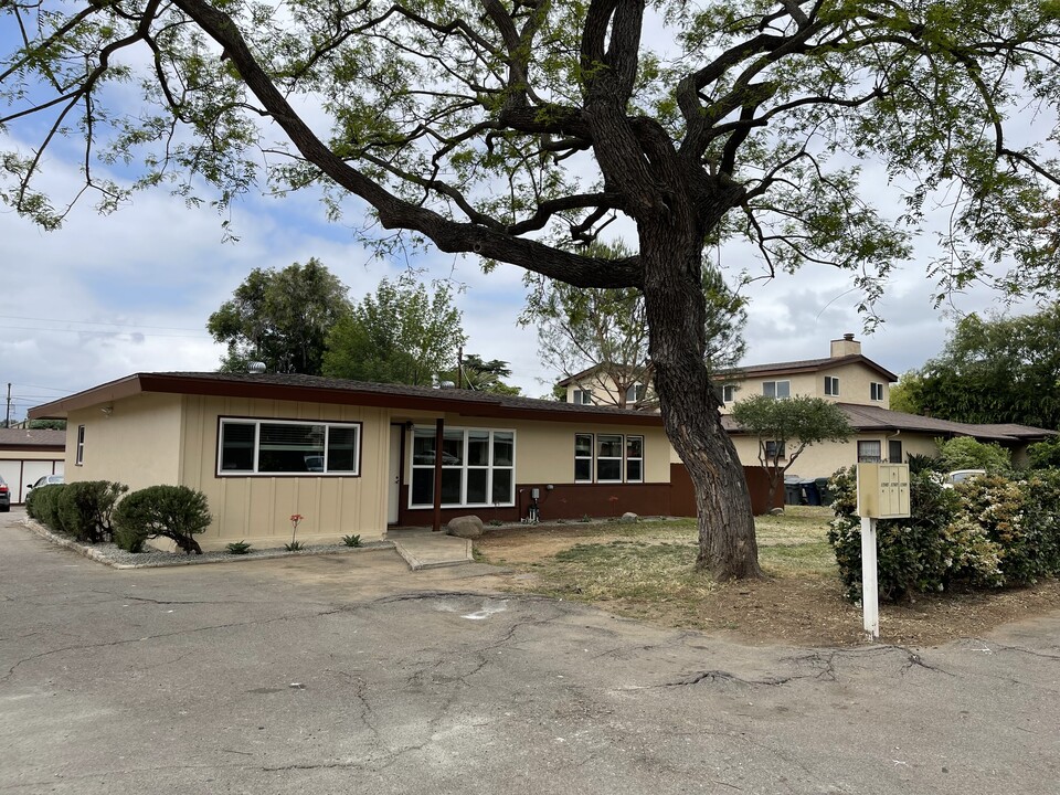 1745 S Maple St in Escondido, CA - Building Photo