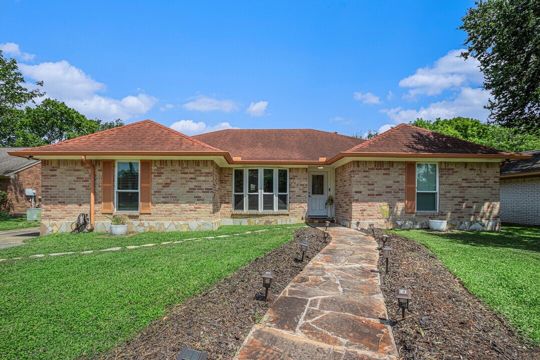 5118 Whittier Oaks Dr in Friendswood, TX - Foto de edificio